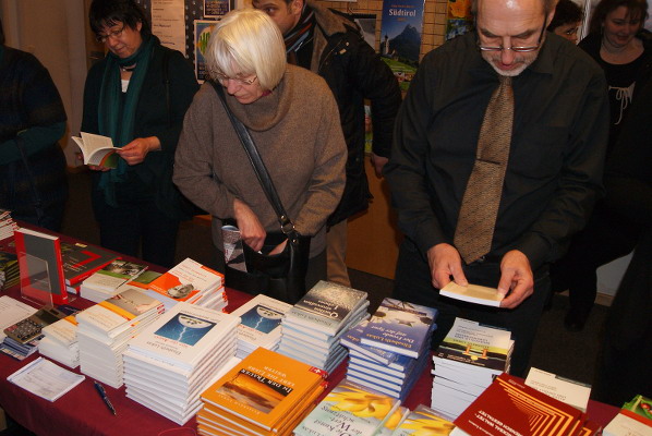 Buchverkaufsstand in München mit vielen Werken von Elisabeth Lukas 